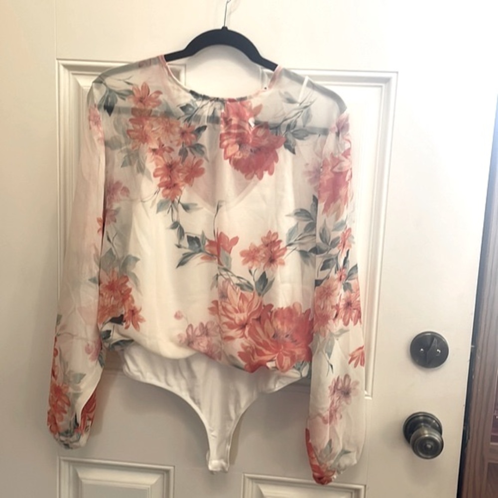 🎄2 / $27. 🎄FLORAL Chiffon/Cami bodysuit NWT